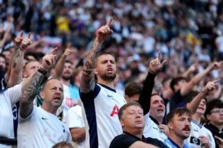 Un groupe de supporters de Tottenham monte au créneau