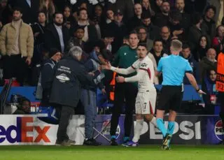 Pedro Neto offre des excuses et un cadeau au ramasseur de balles