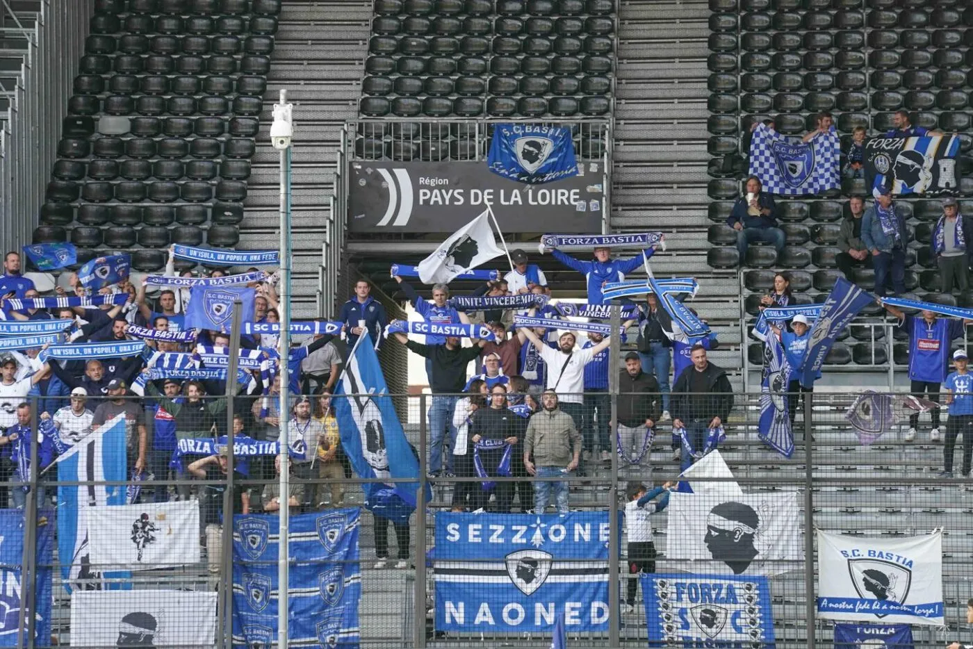 Des fans tentent d’envahir le vestiaire à Bastia