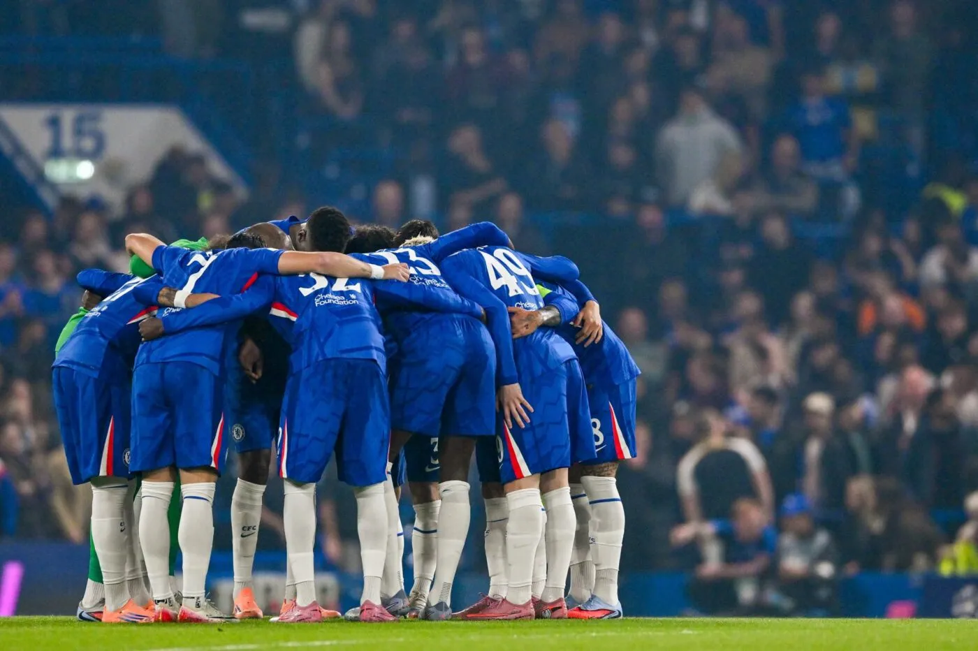 L’arbitre Paul Tierney se fait encercler par les joueurs de Chelsea... et ne bouge pas