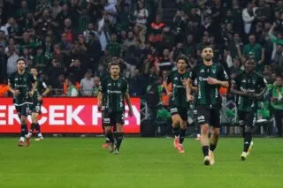 Un entraîneur turc prend un carton rouge après avoir forcé son banc à rentrer au vestiaire