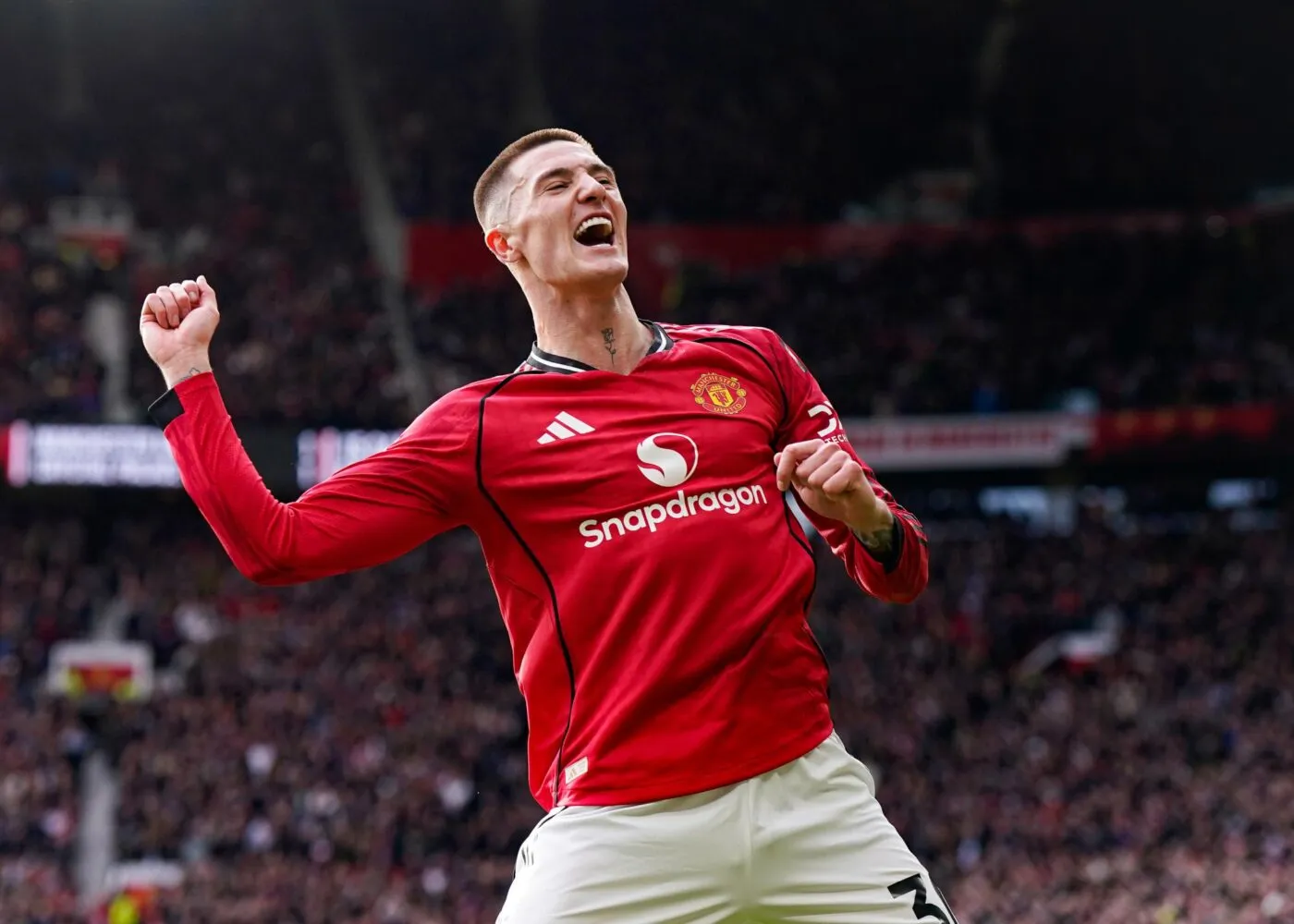 Manchester United domine Aston Villa et conforte sa troisième place