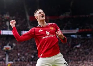 Manchester United domine Aston Villa et conforte sa troisième place