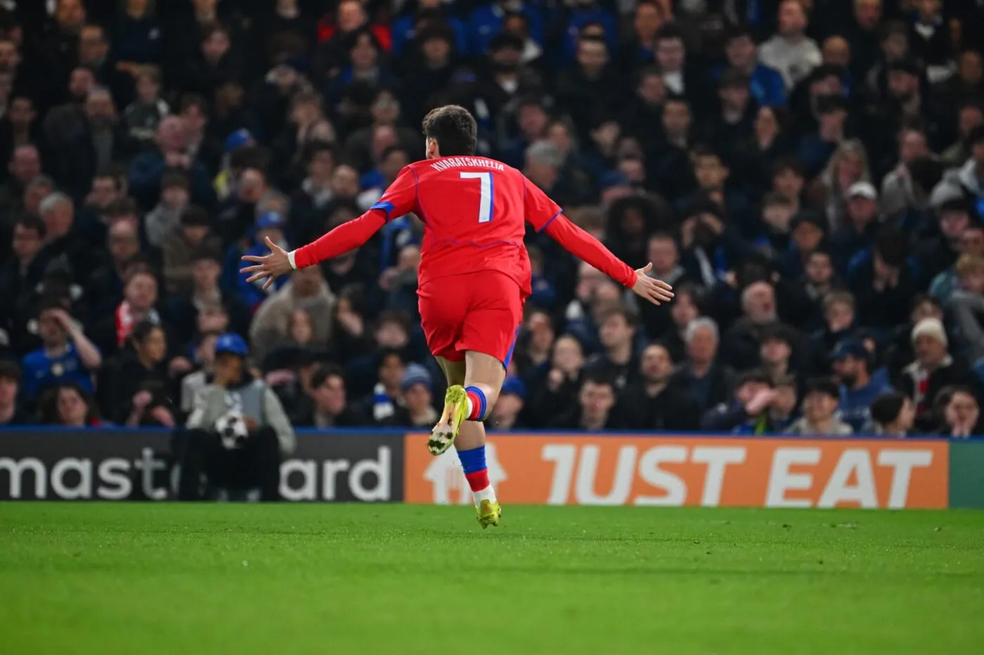 Kvaratskhelia regrette d’avoir célébré son but