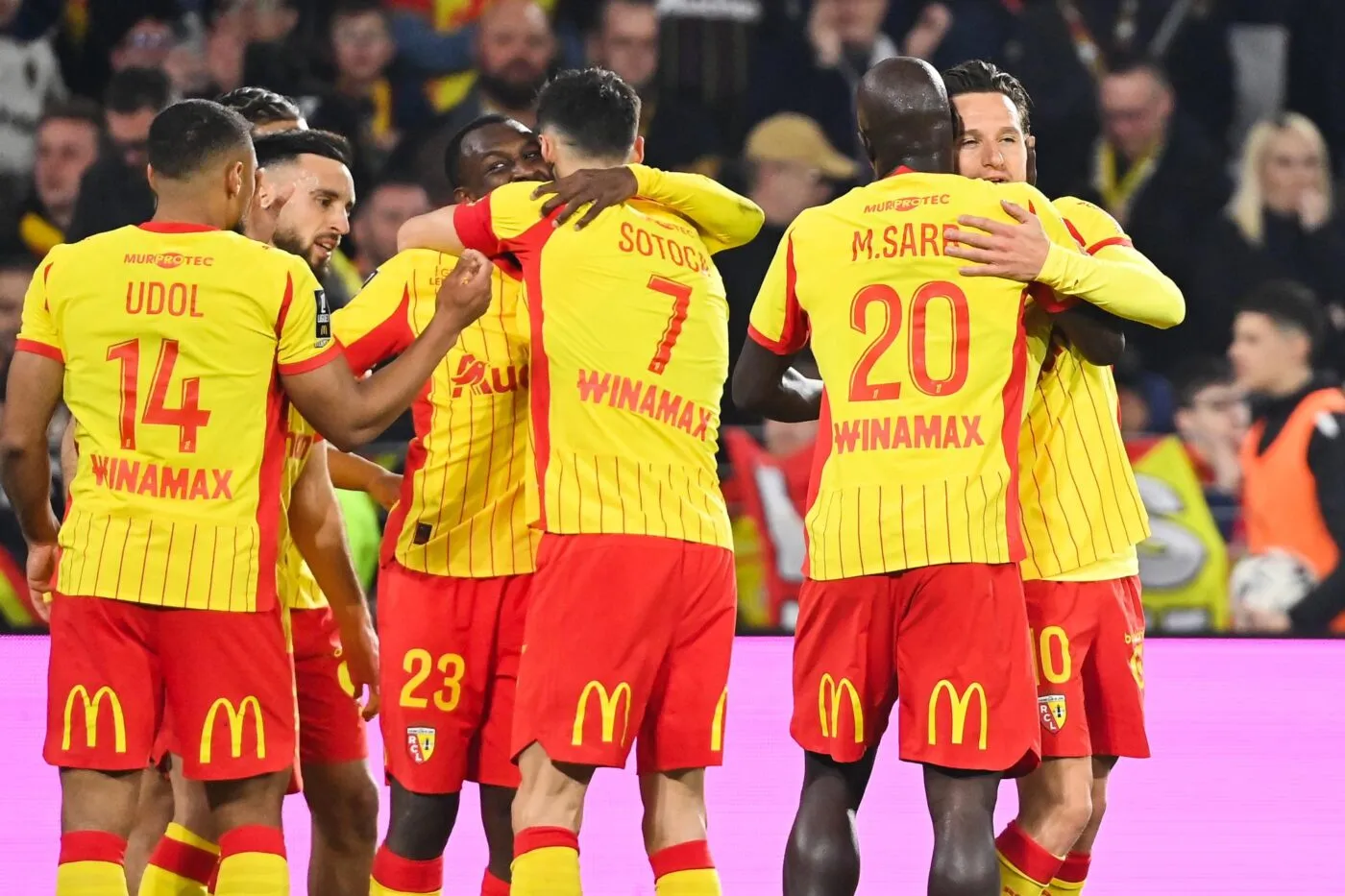 Lens (re)passe leader avec la manière