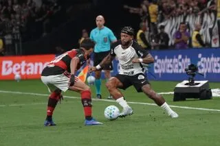 Mais que pouvait bien faire Memphis Depay avec son téléphone en plein match ?