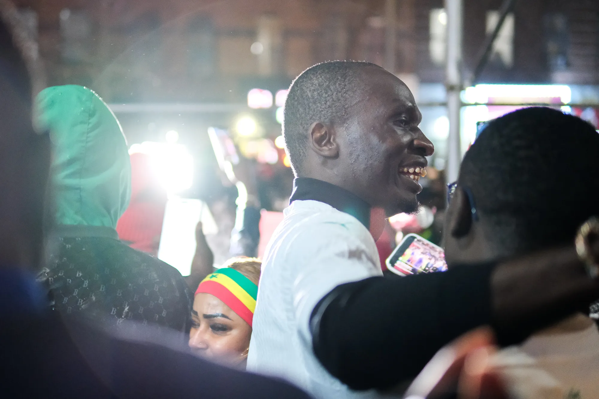 Mor Diagne, fêtant la victoire du Sénégal le 18 janvier 2026, devant le siège de l’ASA, à Harlem, New York. (Photo : Gustave Muckensturm)