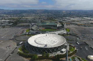 Aux États-Unis, un goal jette un deuxième ballon sur le terrain pour empêcher l'adversaire de marquer