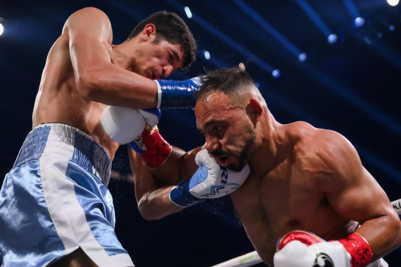 Un gardien remplaçant monte en tribune pour échanger des gnons