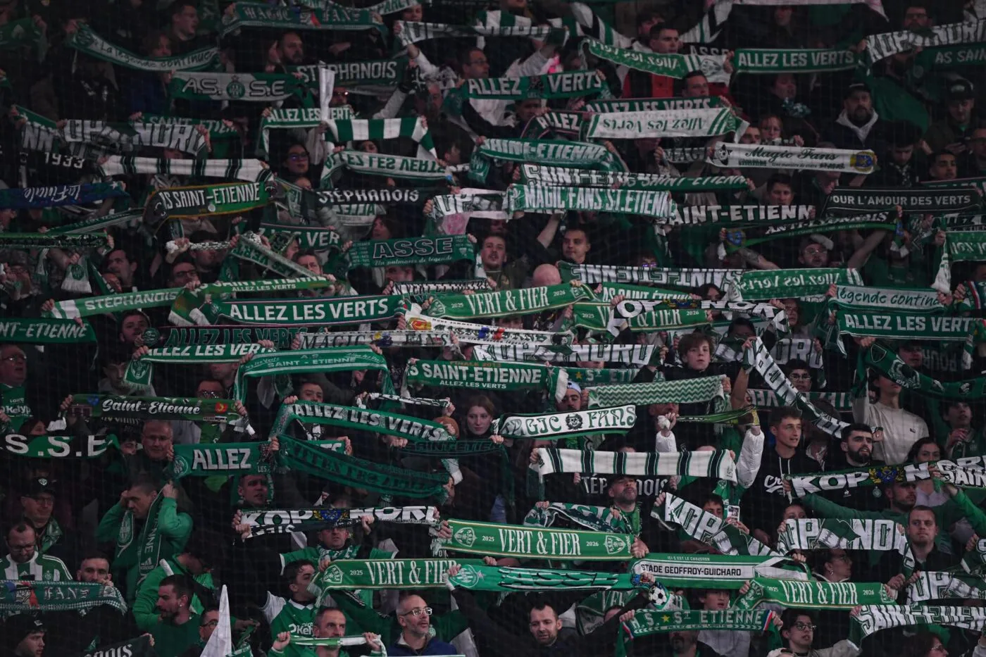 62 associations de supporters dénoncent les projets de dissolution