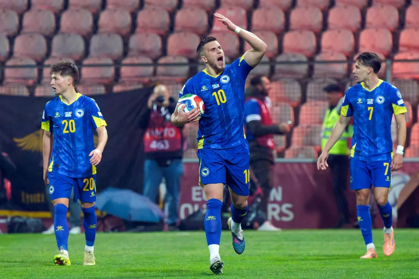 Demirović va payer une tournée très, très chère après la qualif' de la Bosnie