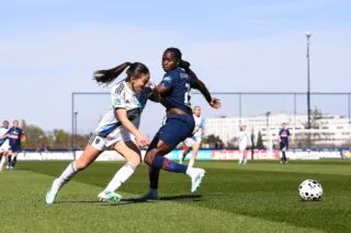 Une joueuse du PSG quitte la pelouse escortée par la sécurité