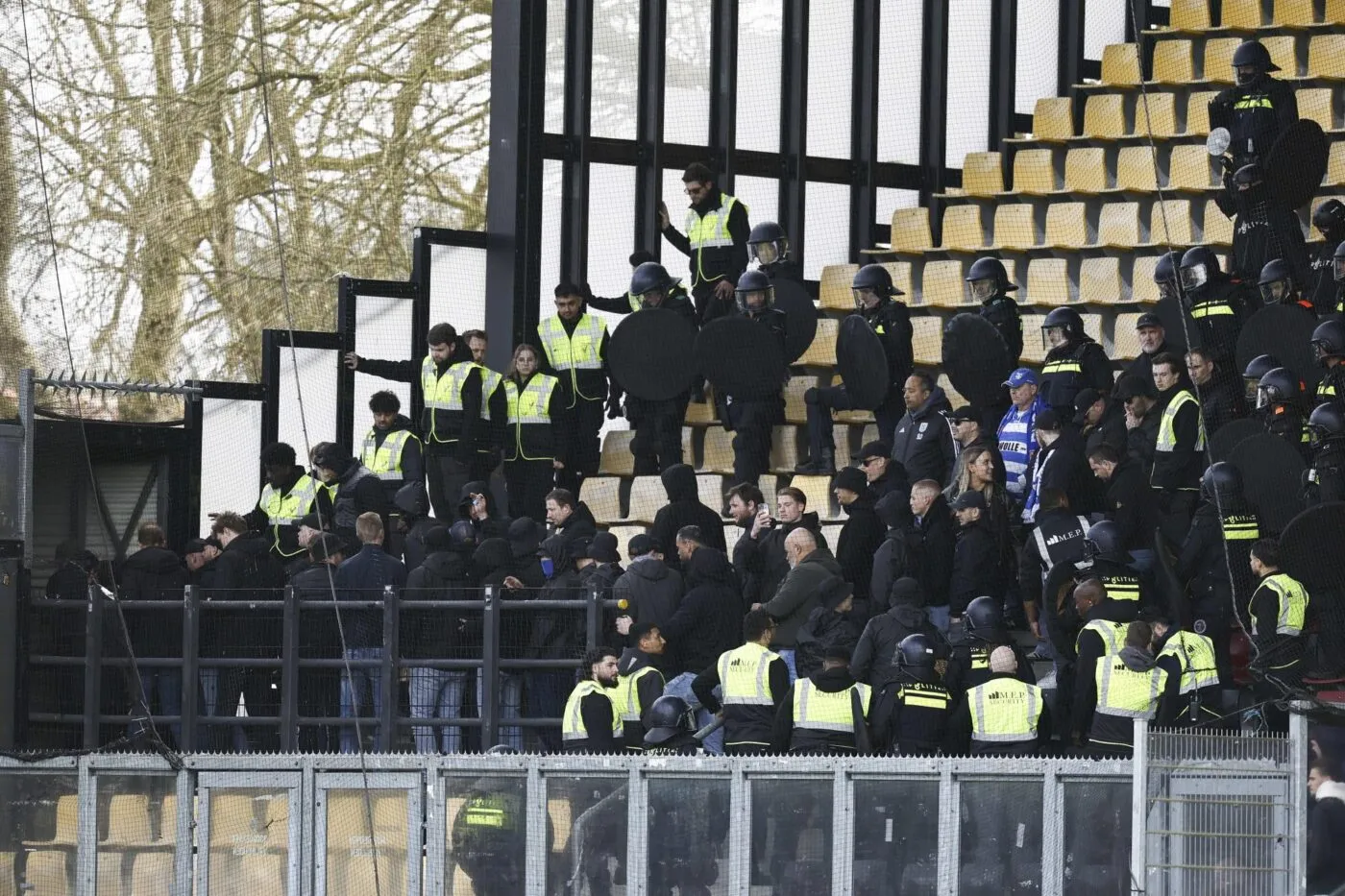 Le coup d’envoi d’un derby décalé à cause de supporters cagoulés