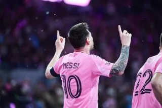 Lionel Messi marque devant sa tribune