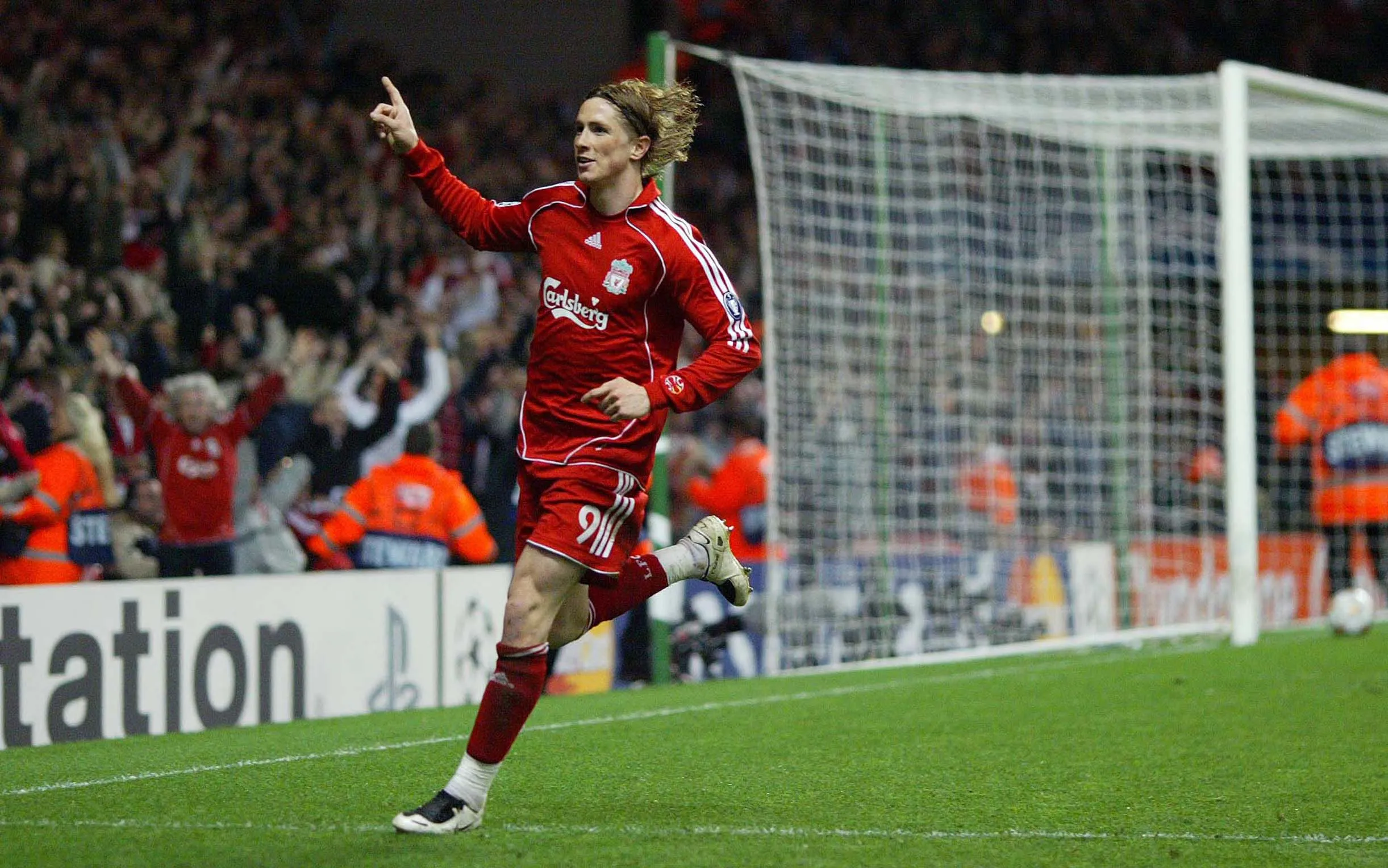 Carlsberg, les manches longues, le serre-tête : la panoplie complète du buteur en série.