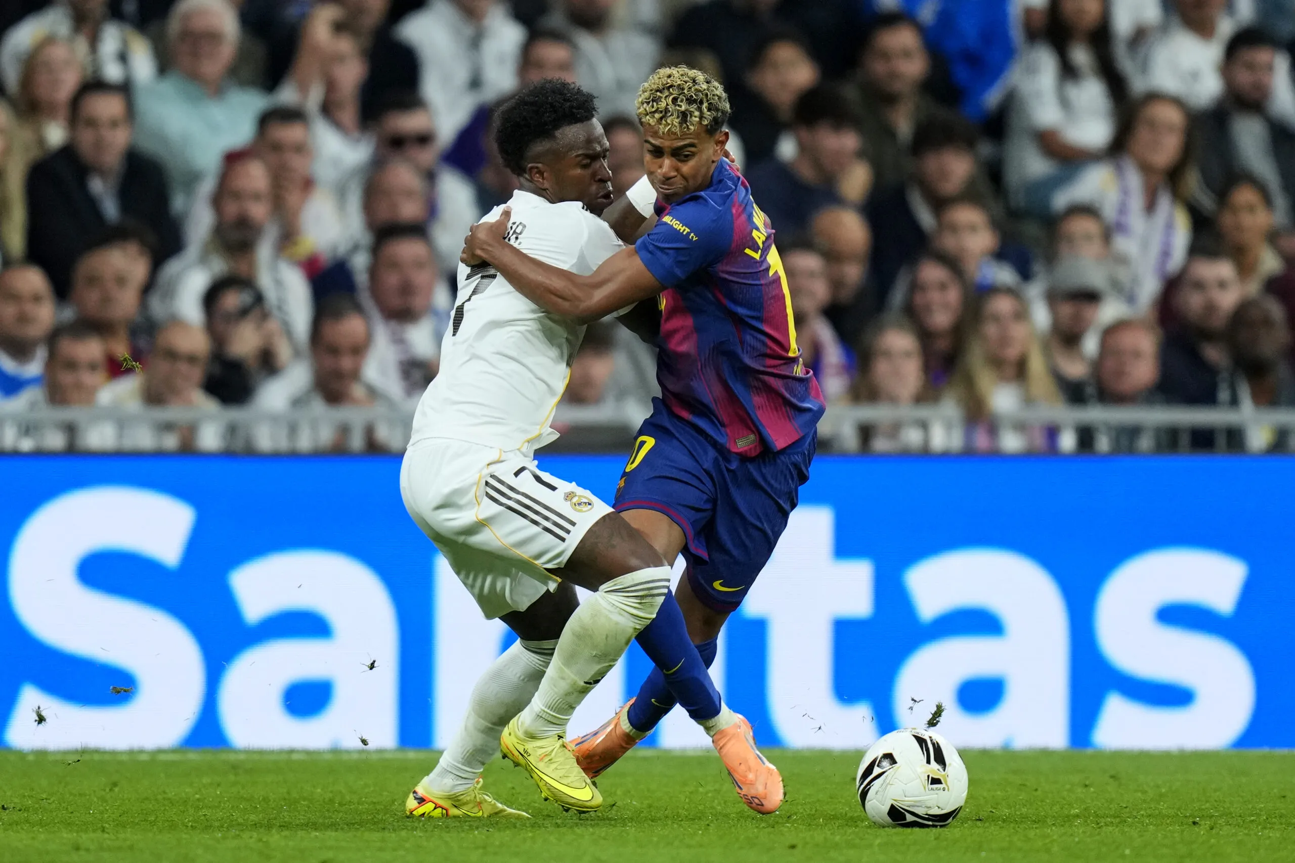 Vinicius Junior of Real Madrid CF and Lamine Yamal of FC Barcelona during the La Liga EA Sports match between Real Madrid CF and FC Barcelona played at Santiago Bernabeu Stadium on October 26, 2025 in Madrid. (Photo by Cesar Cebolla / PRESSIN) – Photo by Icon Sport