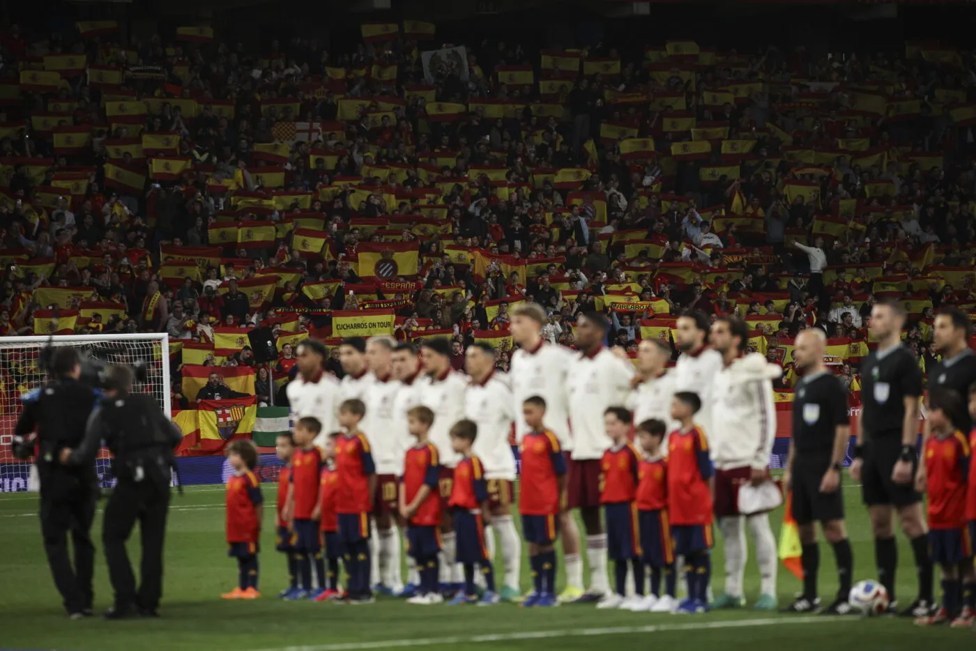 «<span style="font-size:50%">&nbsp;</span>Les tribunes expriment ce qui flotte dans la société espagnole  »