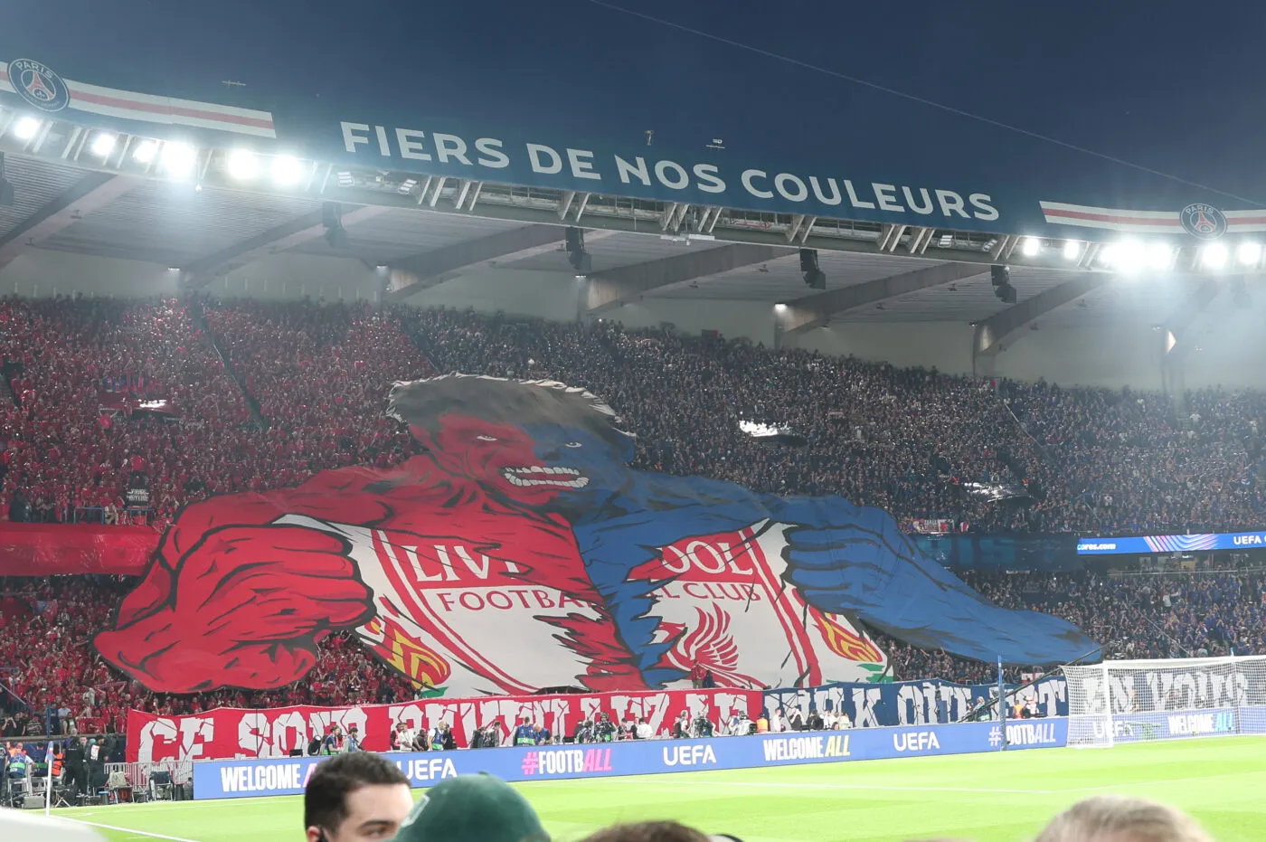 Le tifo effrayant des supporters parisiens face à Liverpool