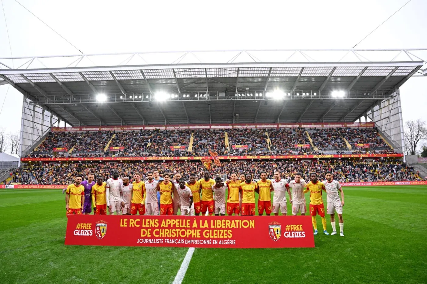 Lens s'impose face à Rouen lors d'un amical pour la libération de Christophe Gleizes