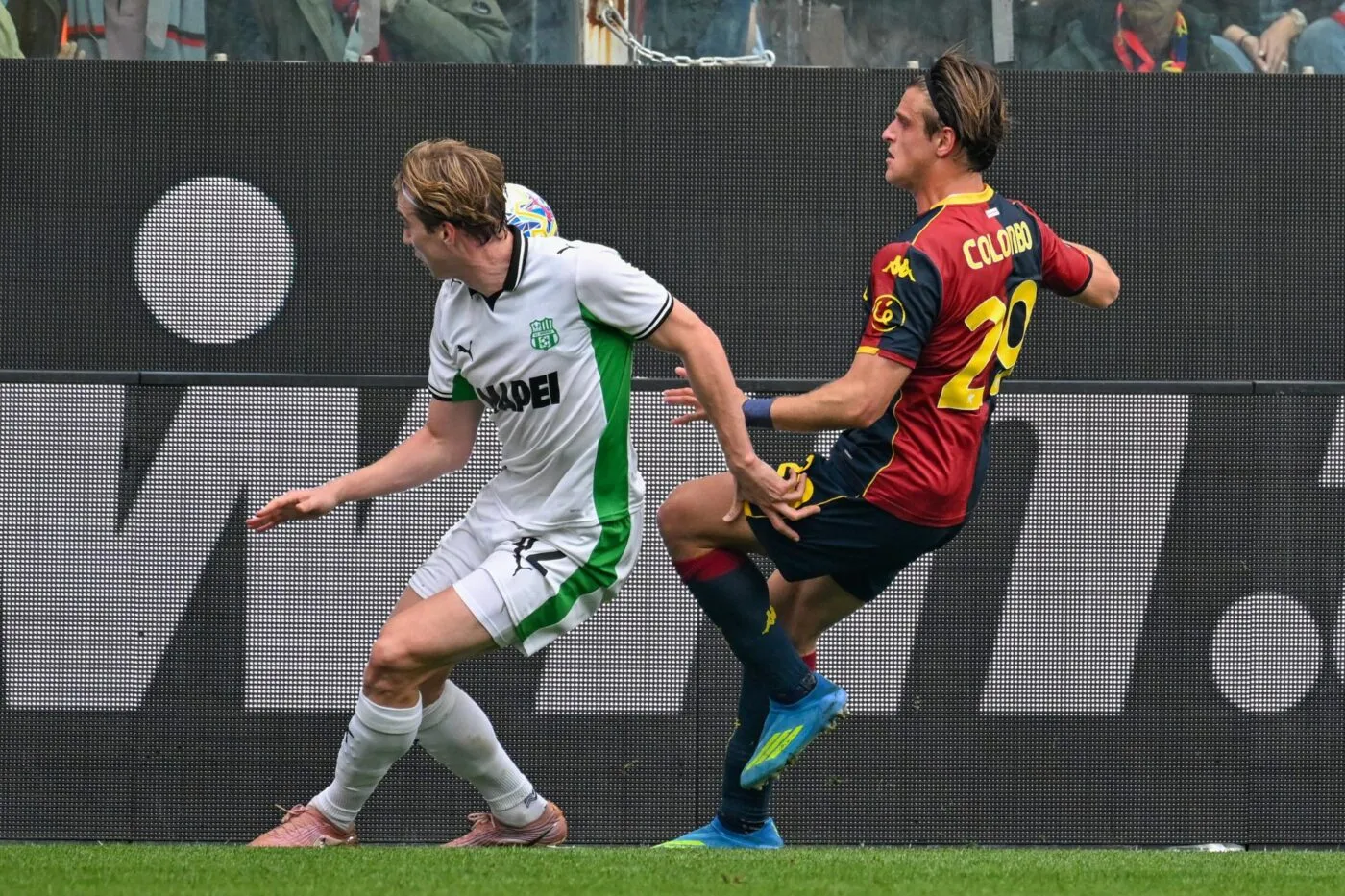 Quand Ellertsson et Berardi confondent boxe et football à la mi-temps d’un match