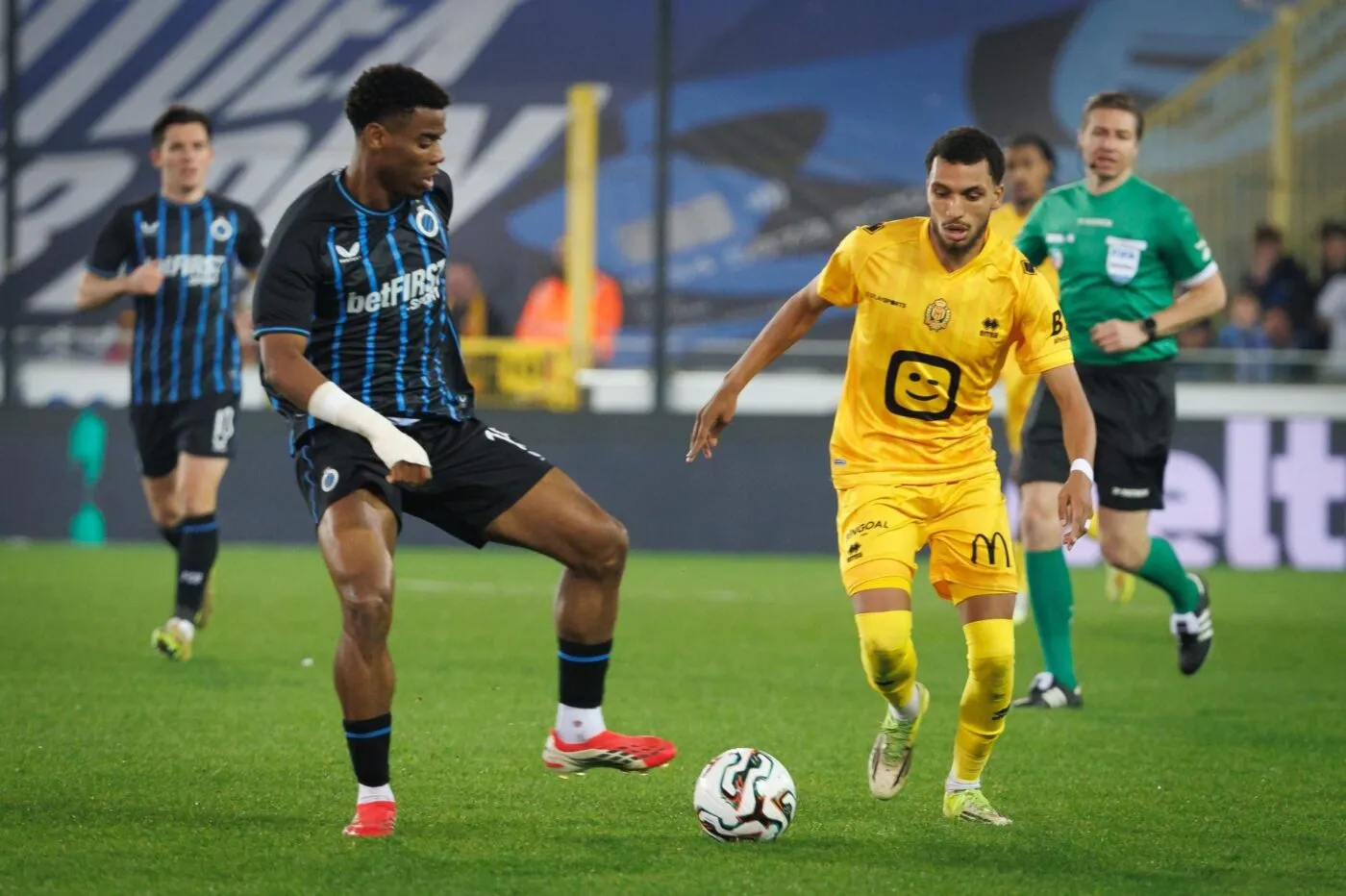 Quand des supporters belges suivent la victoire de Wout Van Aert sur Paris-Roubaix au stade