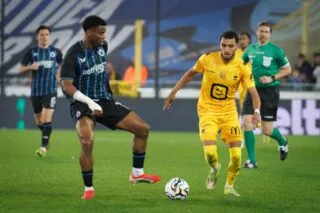 Quand des supporters belges suivent la victoire de Wout Van Aert sur Paris-Roubaix au stade