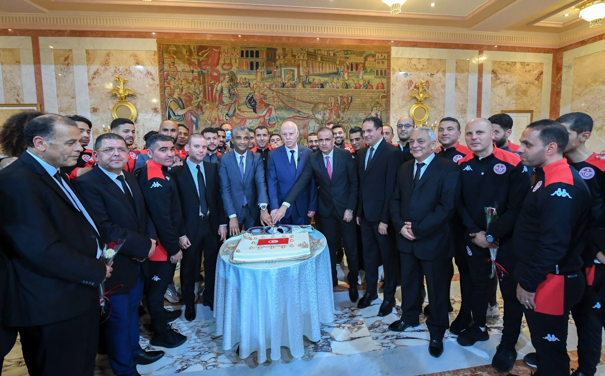 Kaïs Saïed se paye une tranche avec la sélection tunisienne pour fêter la qualif au Mondial 2022.