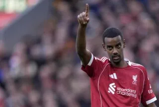 Slot dévoile son plan avec la titularisation d'Isak