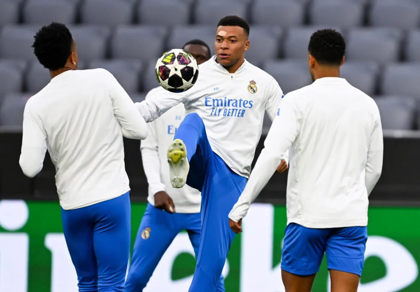 Les fans du Bayern Munich agitent la nuit des joueurs du Real Madrid