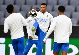 Les fans du Bayern Munich agitent la nuit des joueurs du Real Madrid