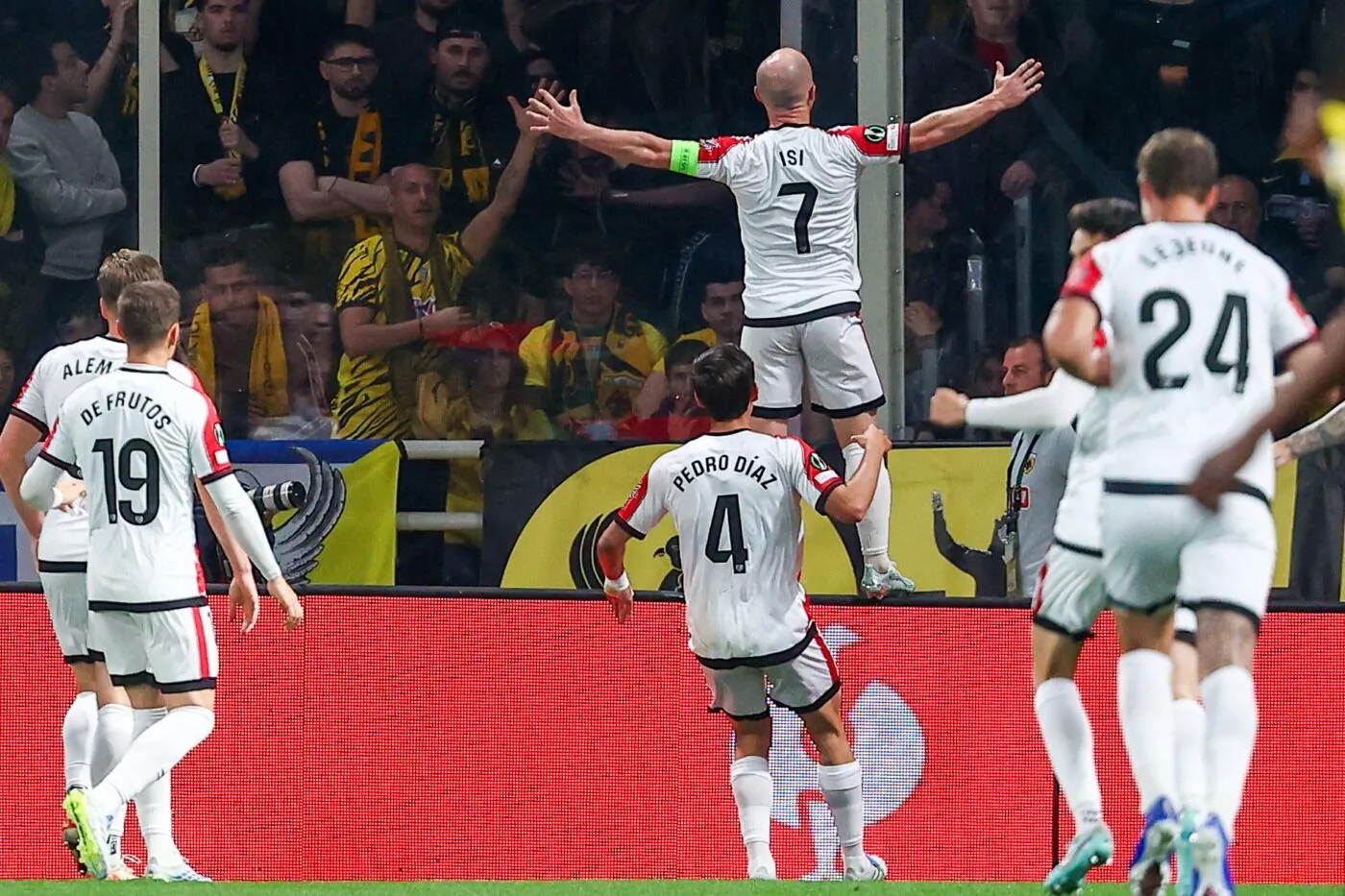 Le Rayo Vallecano rejoint Strasbourg, Crystal Palace perd mais se qualifie pour les demies