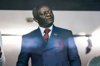 Le père de Vincent Kompany débarque au Parlement belge avec un écharpe du Bayern Munich