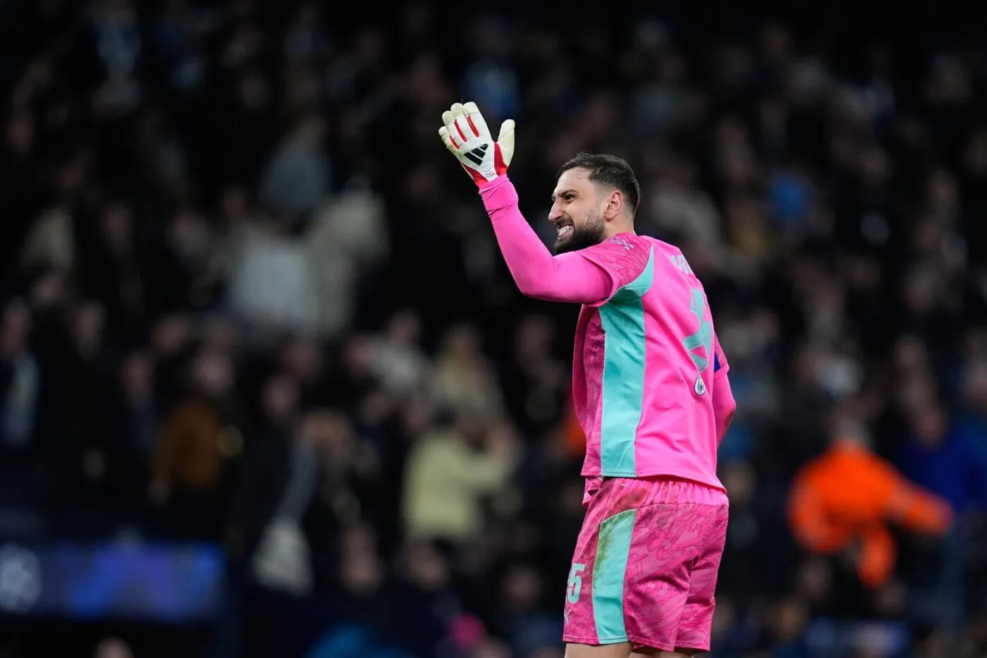 Un bijou de Cherki et une bourde de Donnarumma : début de match fou entre Manchester City et Arsenal