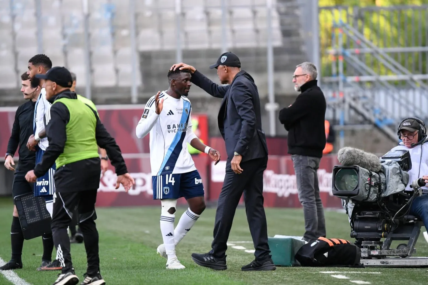 La joie de Kombouaré après le maintien du Paris FC