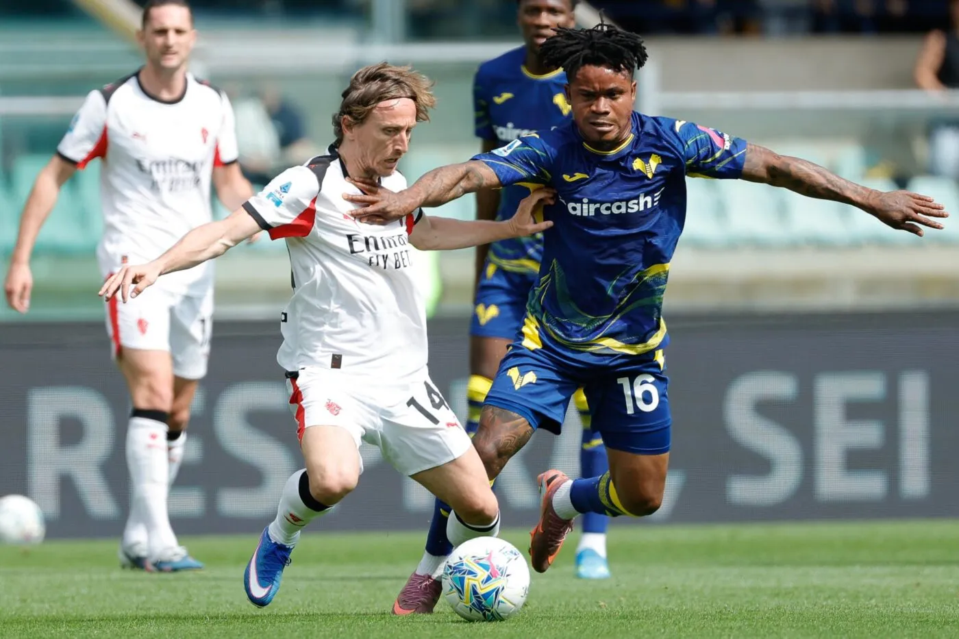 Un ancien de l’OL se bat avec un supporter en Italie