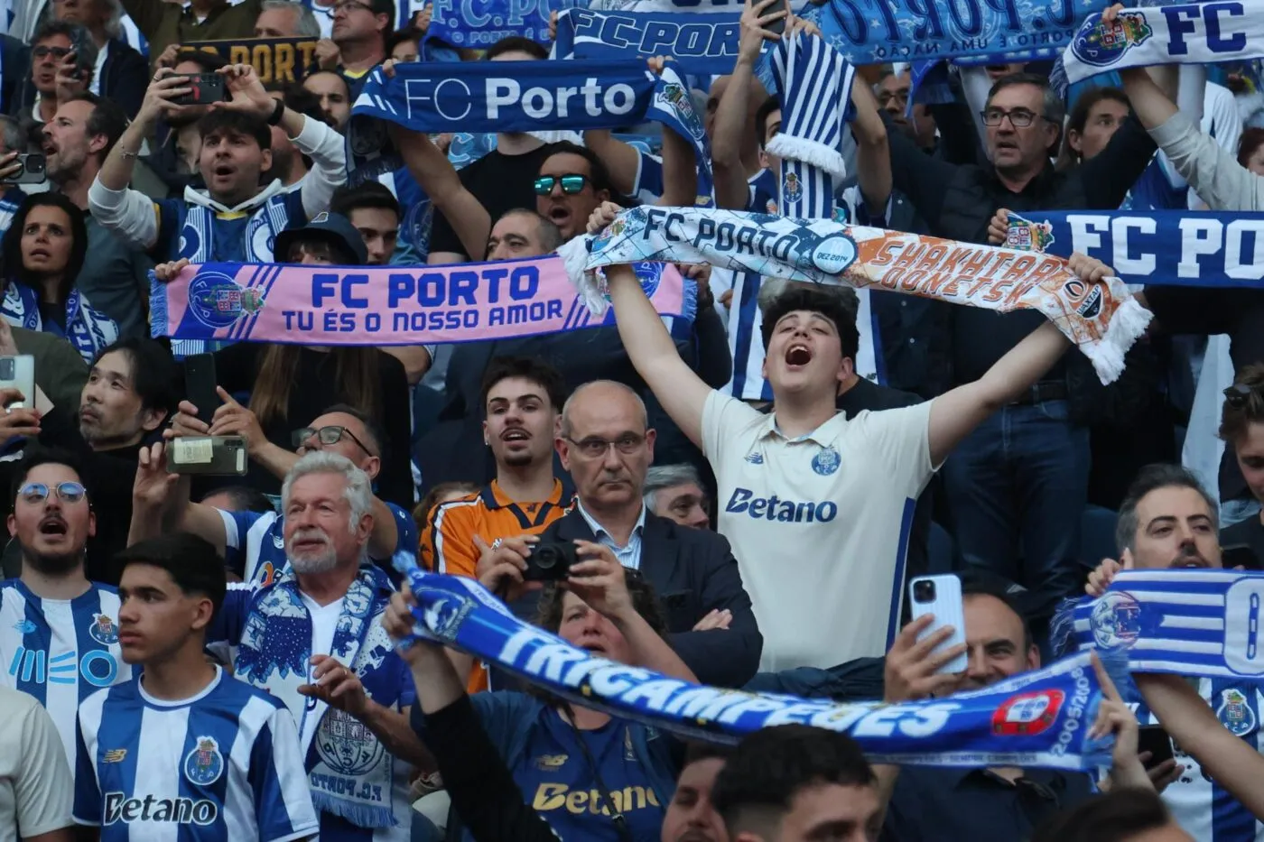 Inédit : les supporters du FC Porto fêtent la victoire de Benfica
