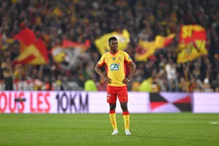 Sangaré emporté par la foule de Bollaert