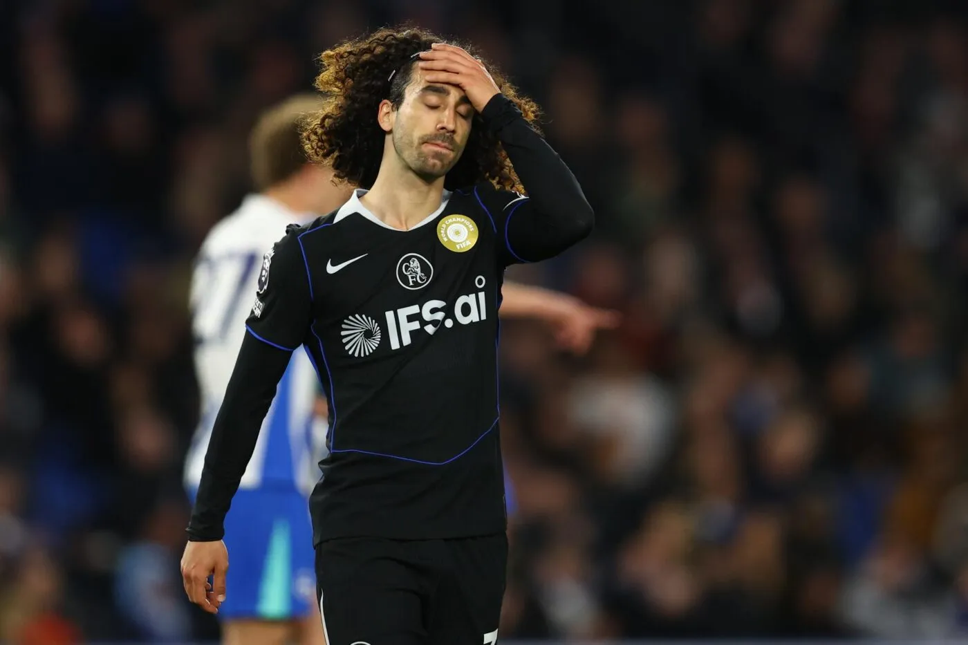 La taupe de Chelsea se cachait derrière les cheveux de Cucurella