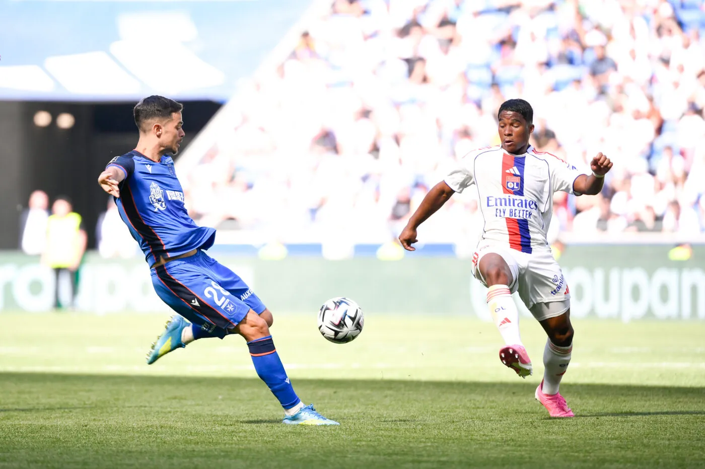 Lyon poursuit sa belle série en dominant Auxerre