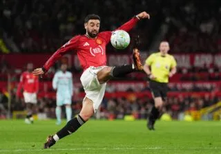 Manchester United se rapproche de la C1 en battant Brentford