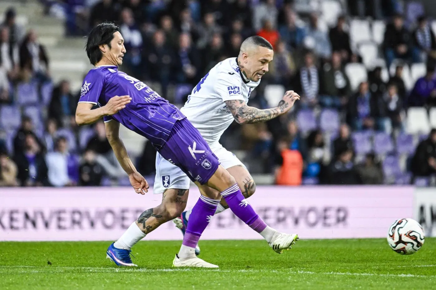 Jets de gobelets, Nainggolan insulté, adjoint entré en jeu : ce barrage d’accession en D1 belge a vrillé