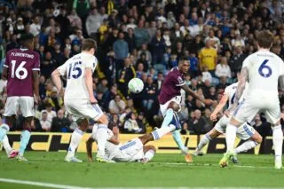 Leeds se rapproche du maintien en trollant Burnley