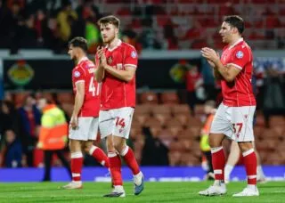 Ipswich monte, Wrexham attendra