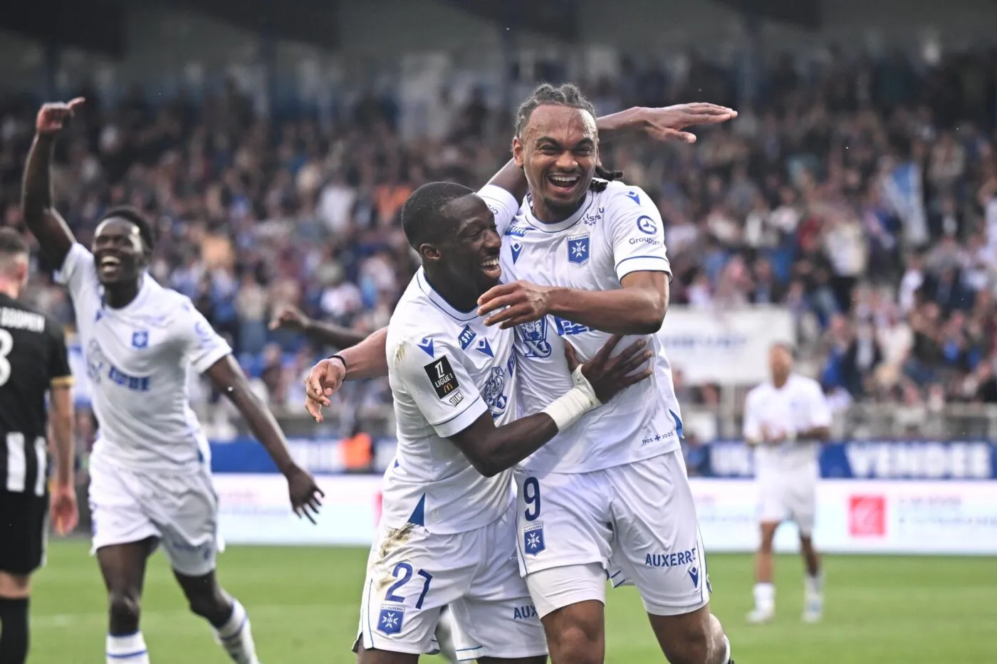 Auxerre se rapproche du maintien après sa victoire facile contre Angers, le Paris FC tranquille contre Brest