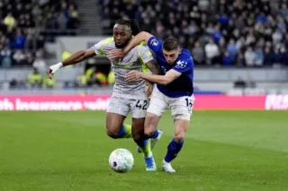 Manchester City et Everton condamnent le racisme main dans la main