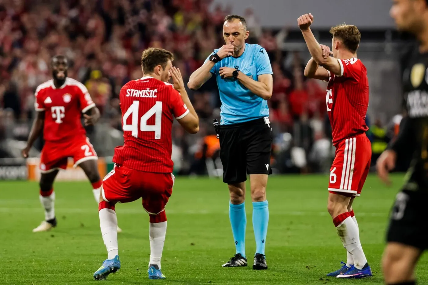 « Le Bayern éliminé à cause d’un scandale arbitral » : la presse allemande enrage