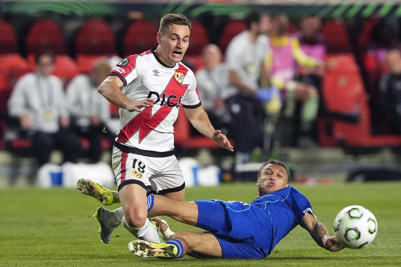 La technique inédite des supporters de Strasbourg pour perturber le Rayo