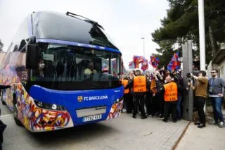 Des supporters du Barça caillassent le bus de leur propre équipe