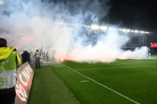 Metz-Lorient arrêté à la suite des jets de fumigènes sur la pelouse