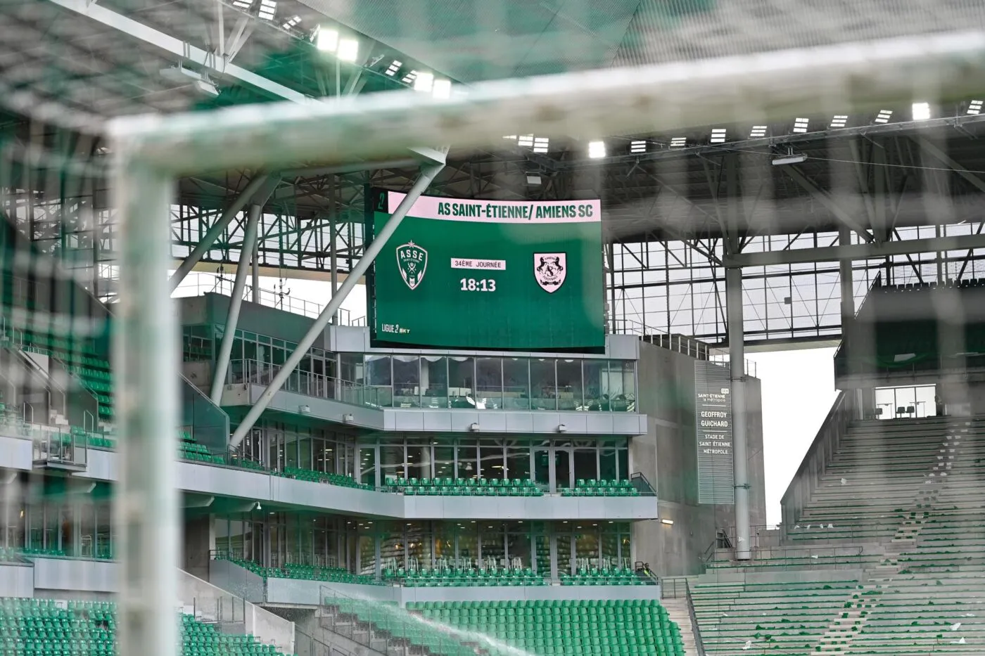 Des poteaux carrés installés à Geoffroy-Guichard